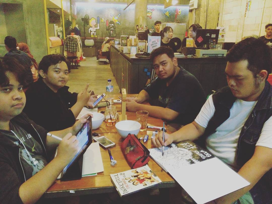 Anggota FUNCO Comics sering berkumpul untuk berlatih gambar bersama